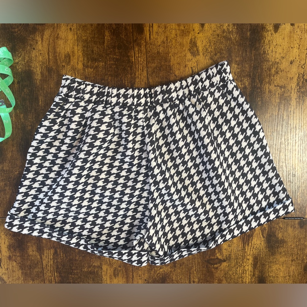 Stylish Black and White Houndstooth Women's Blazer and Shorts Two Piece Suit - Picture 6 of 8